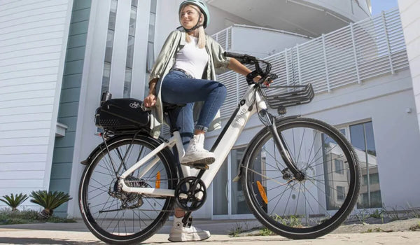 Een vrouw die een Fiido C11 Pro elektrische fiets rijdt