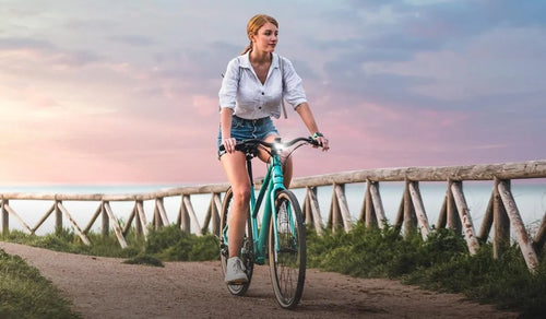 Een vrouw rijdt op een Fiido C22 elektrische fiets in de stad.