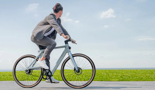 Un hombre circula a toda velocidad por la carretera en una bicicleta eléctrica Fiido Air.