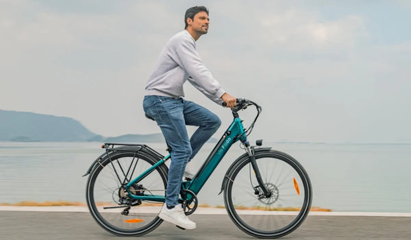 Een man rijdt op een Fiido C11 Pro elektrische fiets langs de rivier.