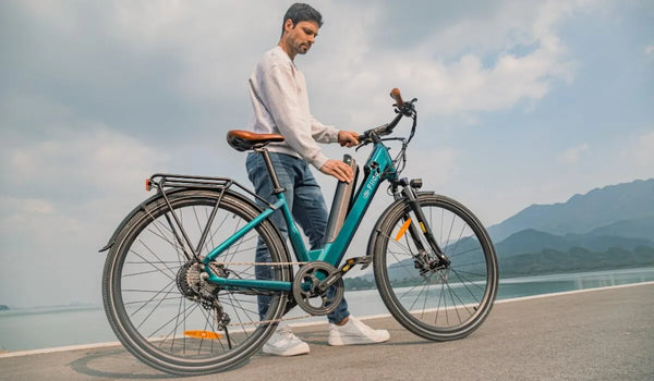 Een man demonteert de accu van een Fiido C11 Pro elektrische fiets