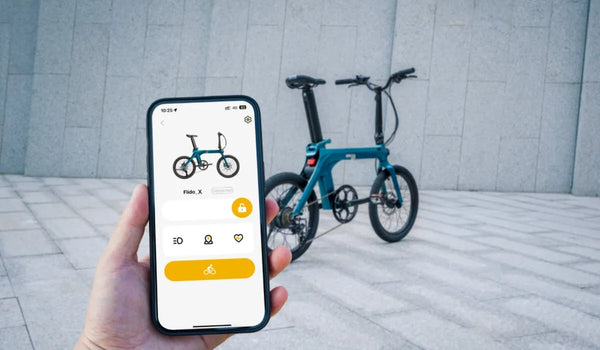 Proberen de elektrische fiets te ontgrendelen met de Fiido-app.