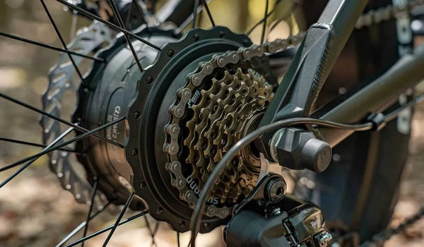 Close-up van de versnellingen en ketting van de elektrische fiets