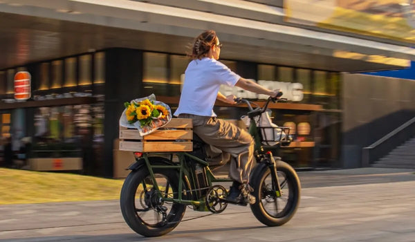 Vrouw die op de straat rijdt met een Fiido T1 pro elektrische fiets.