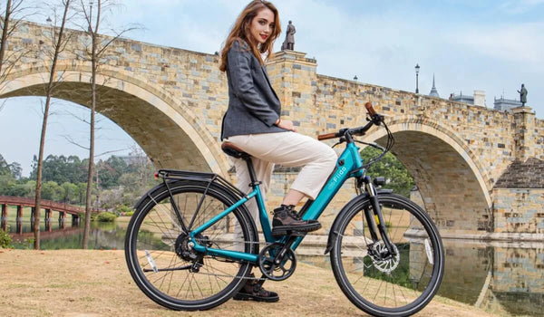 Een vrouw rijdt op een Fiido C11 elektrische fiets op een brug.