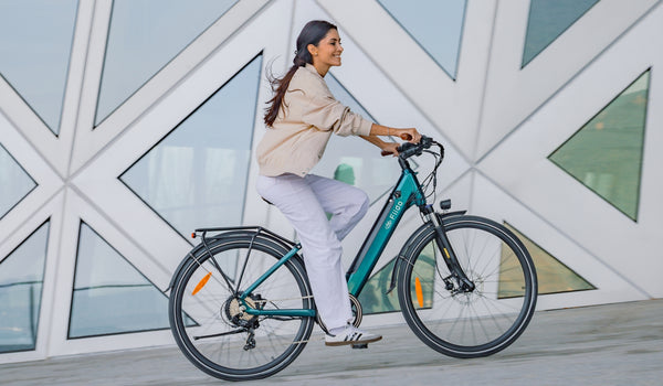 Een Vrouw Die Een Fiido C11 Pro Elektrische Fiets Rijdt