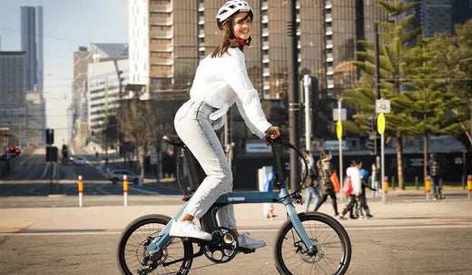 Vrouw op een Fiido D12 elektrische fiets