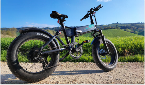 Una bicicleta eléctrica Fiido M1 Pro estaba temporalmente estacionada en las afueras.