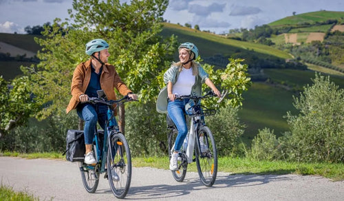 Een man pakt de fietstassen op zijn Fiido C11 elektrische fiets