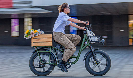 Een meisje rijdt op haar Fiido T1Pro door de straat