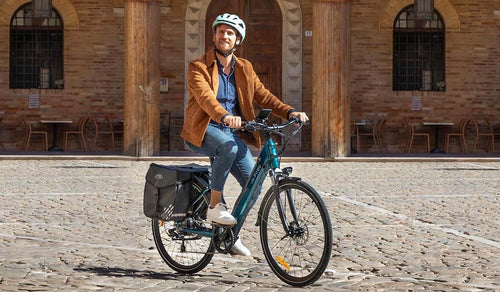 Man rijdt op een Fiido C11 Pro elektrische fiets