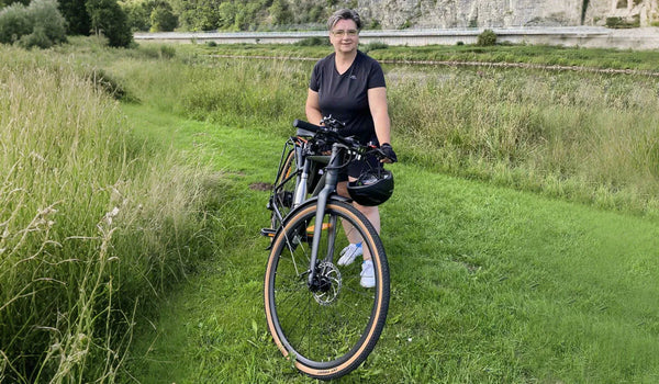 Jana afgebeeld met de Fiido C21 gravel e-bike