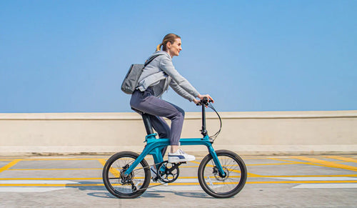 Een vrouw rijdt op een Fiido X elektrische fiets