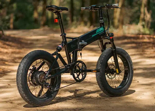 Fiido M1 Pro Fat Tire elektrische fiets op het zand in het bos