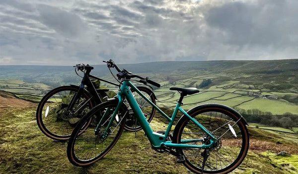 Twee elektrische fietsen geplaatst op de helling.