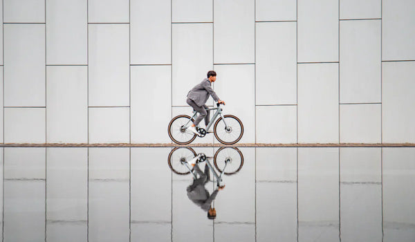 Een man rijdt op een Fiido Air over met water bedekt terrein.