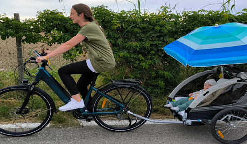 Vrouw rijdt op een elektrische Fiido C11-fiets