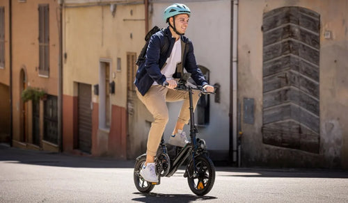 Een man rijdt op een Fiido D3 Pro elektrische fiets in de stad.