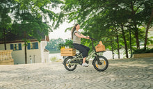 Een vrouw op de Fiido T3 e-bike op de weg