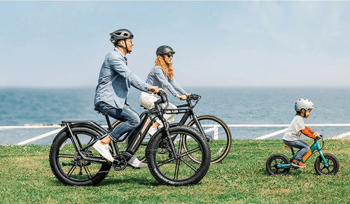 Gezin op pad op Fiido elektrische fietsen