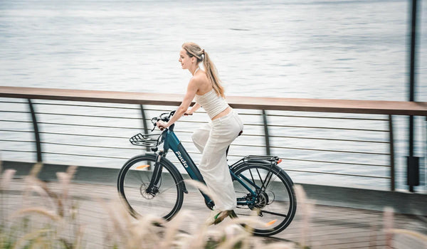 Een vrouw rijdt op de lichtgewicht Fiido C11 Pro e-bike.