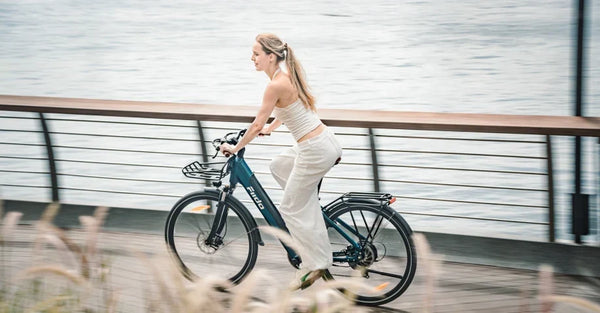 Een vrouw rijdt op de weg op een lichte urban e-bike, de Fiido C11 Pro.