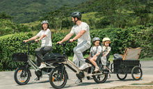 Een man rijdt op een T3 Max Cargo E-Bike terwijl hij zijn kind vervoert.