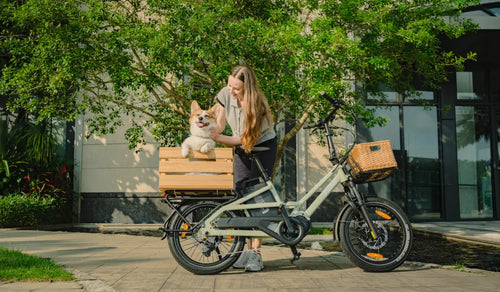 Vrouw en een kleine hond op de Fiido T3