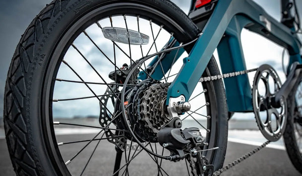 Zijaanzicht van de motor van de Fiido X elektrische fiets