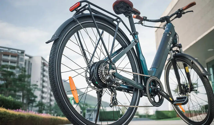 Omhoog kijkend naar de Fiido C11 Pro elektrische fiets