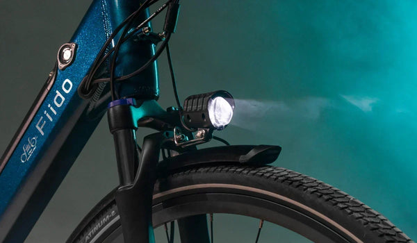 9 essentiële accessoires voor veilig e-biken in het donker