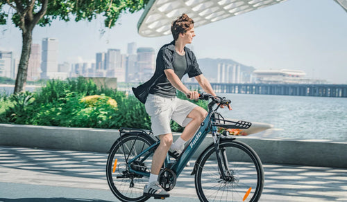 Man rijdt op de Fiido C11 elektrische stadsfiets.