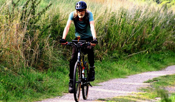 Een man rijdt op de Fiido C21 elektrische fiets om te oefenen.
