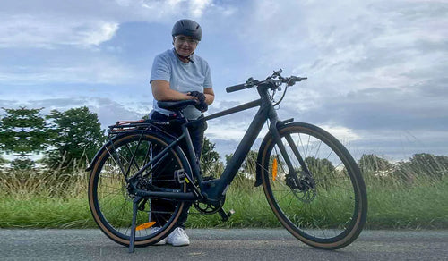 Jana afgebeeld met de Fiido C21 gravel e-bike
