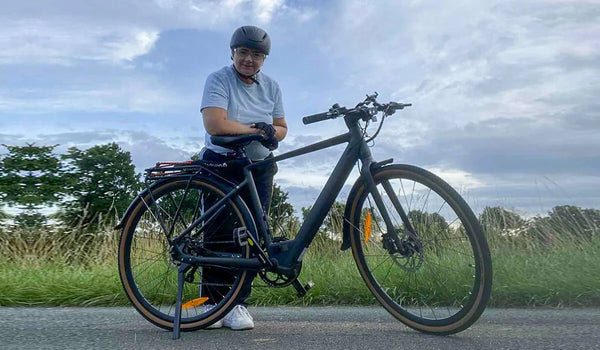 Jana afgebeeld met de Fiido C21 gravel e-bike