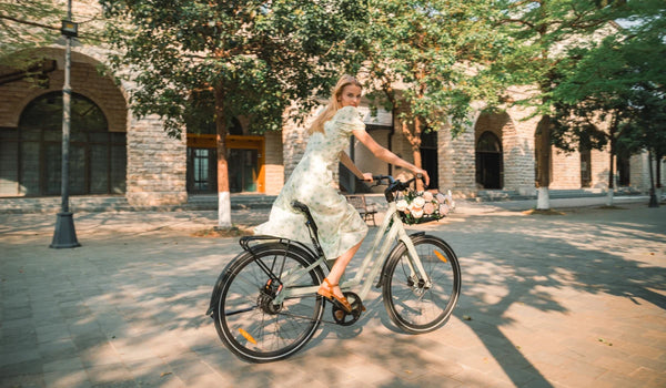 Lichtgewicht Fiido C700 e-bike met riemaandrijving en een strak, minimalistisch frameontwerp