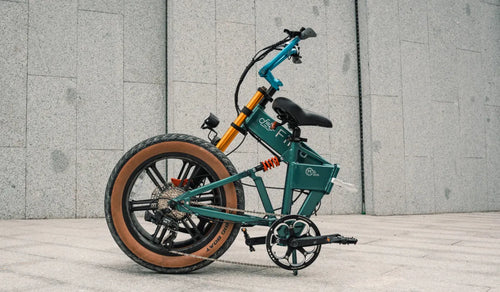 Een Fiido M1 Pro elektrische fiets met dikke banden die in gevouwen staat wordt getoond.