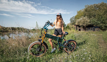 Een vrouw traint op een Fiido M1 Pro elektrische fiets met dikke banden.