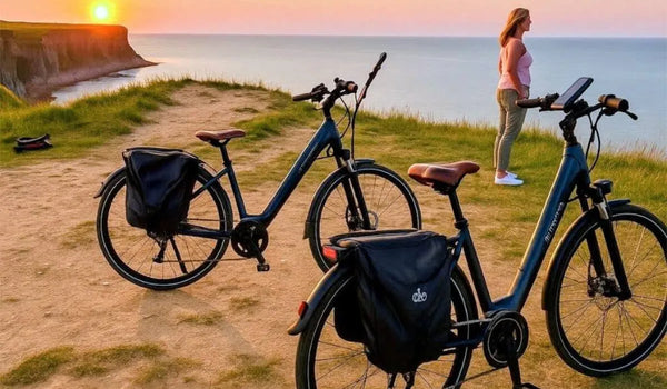 Een vrouw is op pad op een lichte elektrische fiets, de Fiido C11 Pro.
