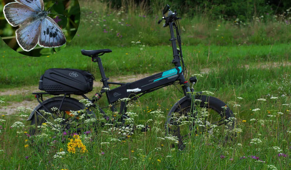Een Fiido M1 Pro elektrische fiets met dikke banden werd tijdelijk in het gras geplaatst.