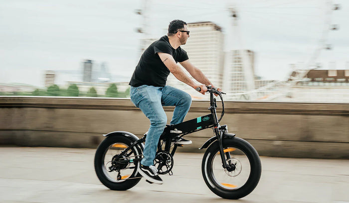 Een man die op een Fiido M1 Pro elektrische fiets rijdt