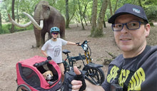 Een stel geniet van een rit in het park op de FIIDO M1 Pro elektrische fiets en de Fiido Titan elektrische fiets.