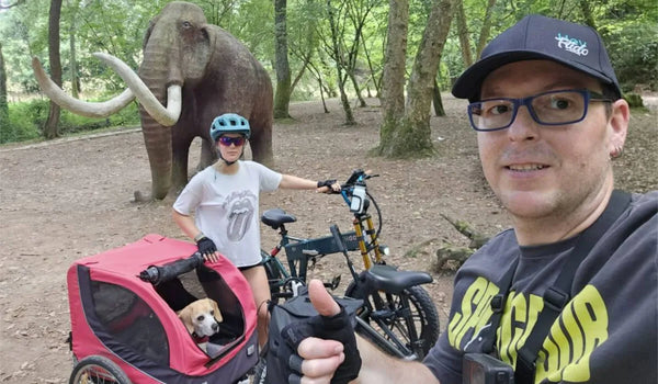 Een stel geniet van een rit in het park op de FIIDO M1 Pro elektrische fiets en de Fiido Titan elektrische fiets.