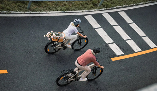 Beide personen rijden op Fiido Nomads elektrische fietsen met lange actieradius.