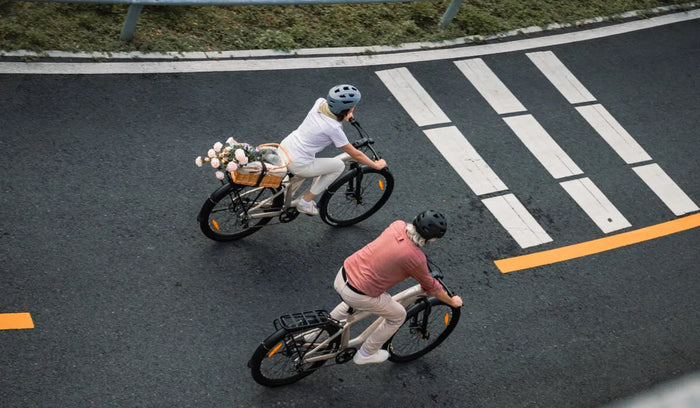 Beide personen rijden op Fiido Nomads elektrische fietsen met lange actieradius.