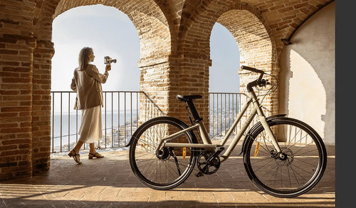 Vrouw rijdt een stukje op een Fiido Nomads elektrische fiets