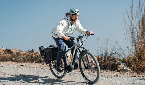 Fiido Nomads Pro touring e-bike met een man die offroad rijdt