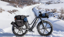 Een Fiido Titan fat tire e-bike geplaatst in de sneeuw.