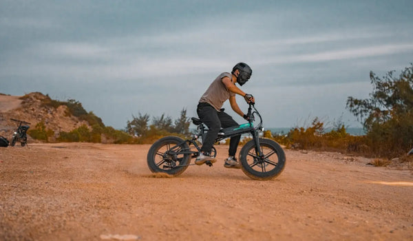 Een man rijdt off-road op een Fiido M1 Pro elektrische fiets.