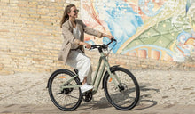 Een vrouw rijdt op straat op een Fiido C700 elektrische fiets.
